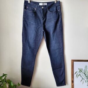 EUC SIGNATURE LEVI STRAUSS MID RISE SKINNY JEANS SIZE 6/ 28 30L